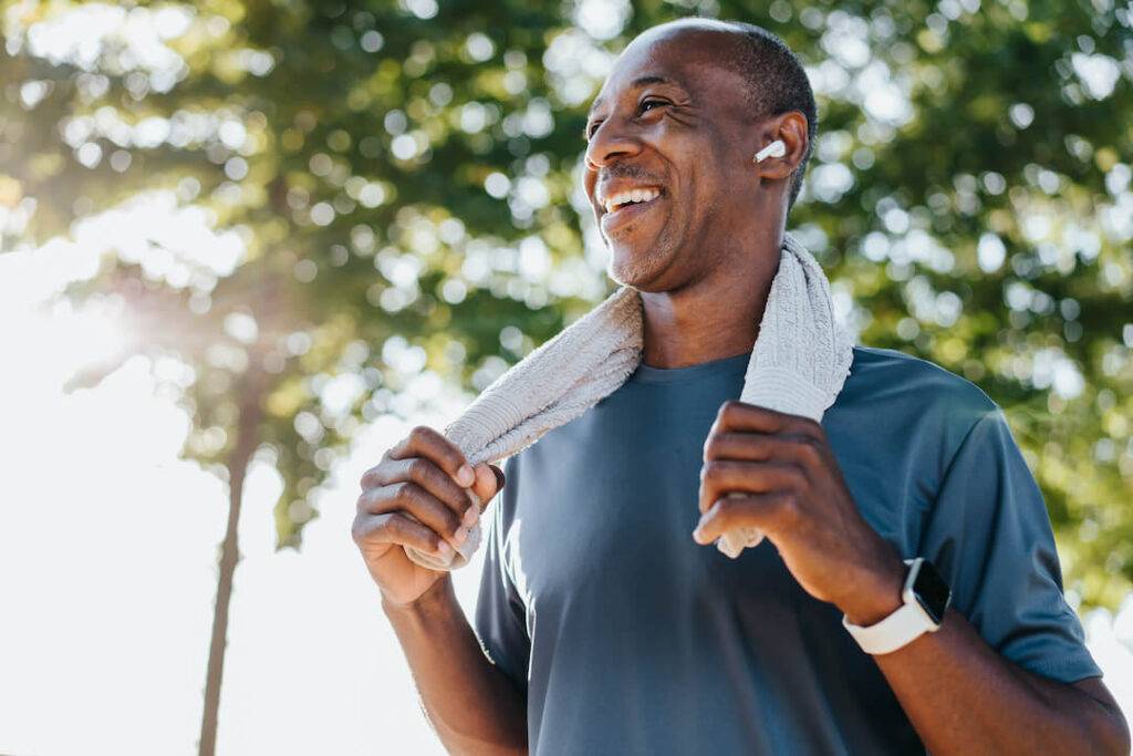 man exercising outdoors thanks to contacts for astigmatism